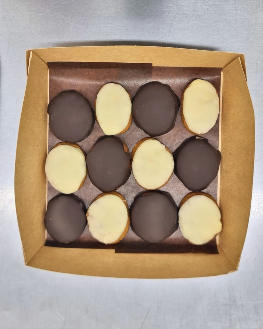 Coffret de Pâques – 24 Canistrelli chocolat noir & blanc (Duo biancu è neru)